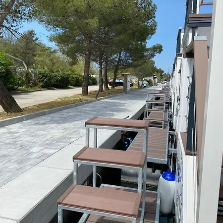 Ferienhaus Floating House Blue Moon *