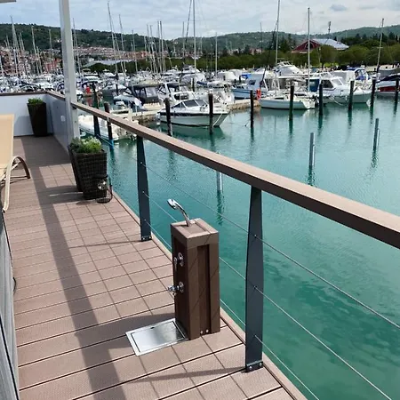 Floating House Blue Moon Ferienhaus Portorož