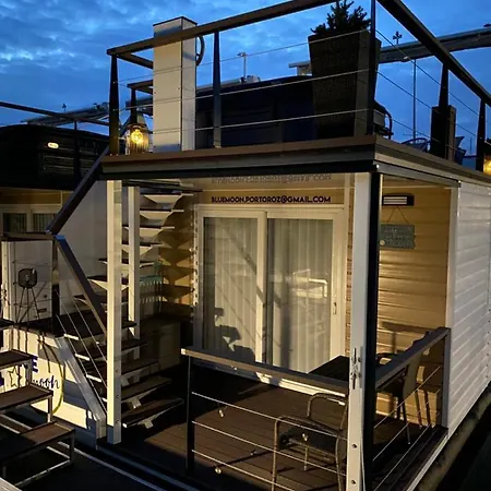 Floating House Blue Moon Ferienhaus *