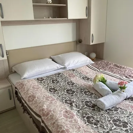 Floating House Blue Moon בית נופש בפורטורוז