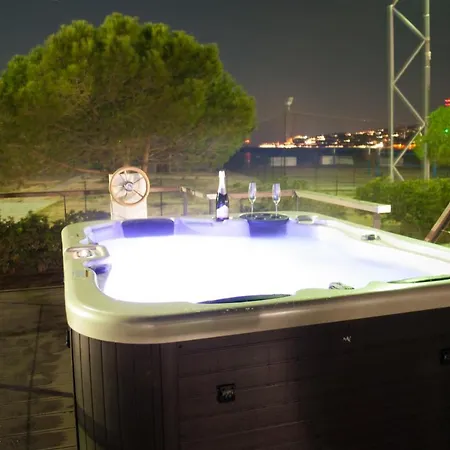 Floating House Blue Moon * בפורטורוז