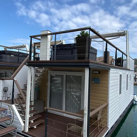 Floating House Blue Moon ポルトローシュ