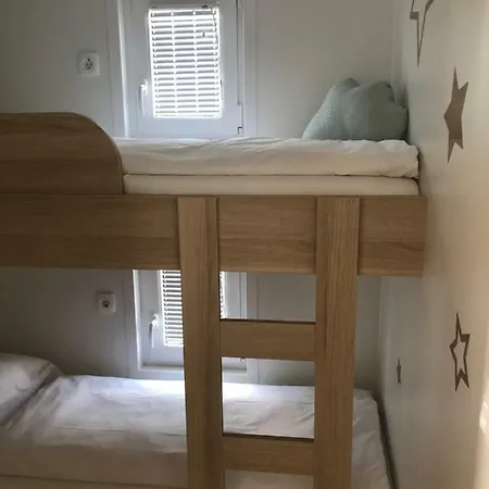 בית נופש Floating House Blue Moon בפורטורוז