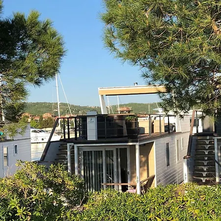 Ferienhaus Floating House Blue Moon *