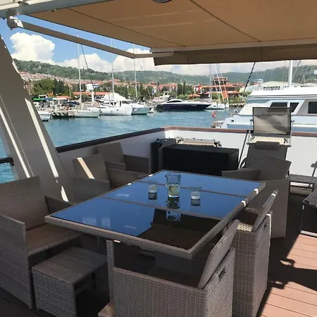 Prázdninový dům Floating House Blue Moon