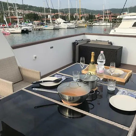 Floating House Blue Moon Ferienhaus Portorož