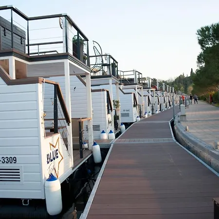 Ferienhaus Floating House Blue Moon *