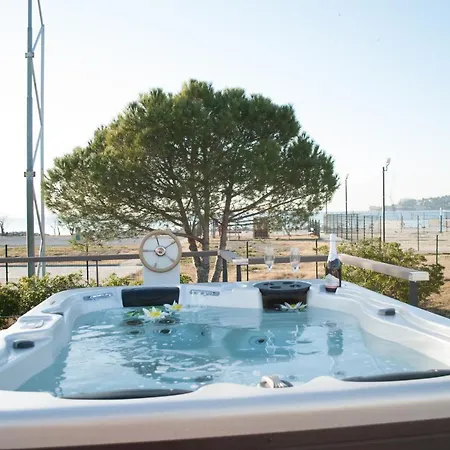 Ferienhaus Floating House Blue Moon *