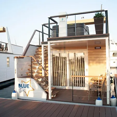 Floating House Blue Moon בית נופש