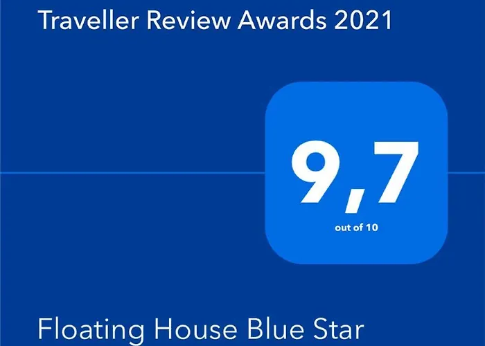 Floating House Blue Moon بيت للعطل *