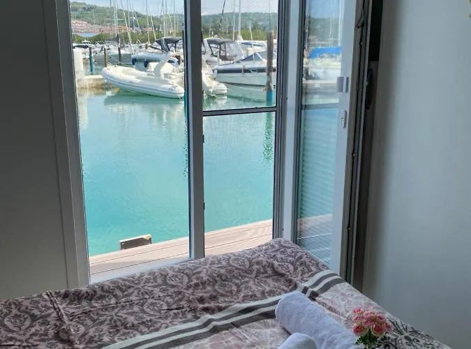 بيت للعطل Floating House Blue Moon