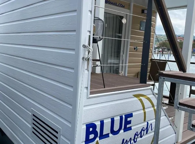 Floating House Blue Moon ポルトローシュ