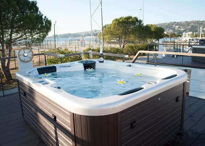 Floating House Blue Moon * بورتوروز