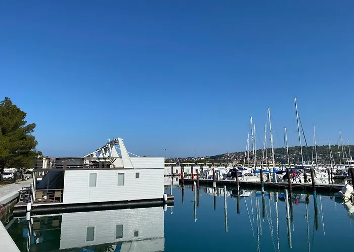 Floating House Blue Moon بيت للعطل *