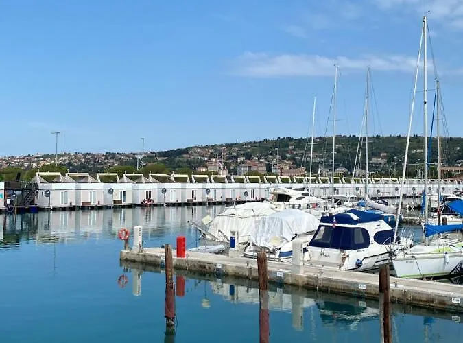 بيت للعطل Floating House Blue Moon *