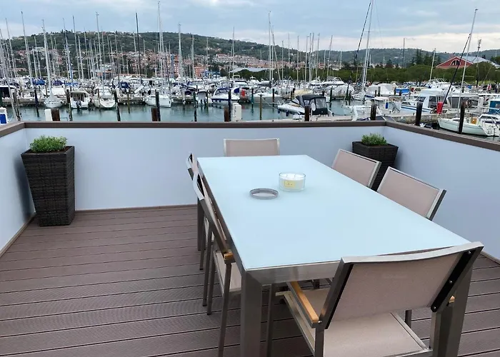 Floating House Blue Moon ポルトローシュ