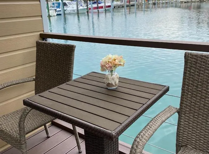 Floating House Blue Moon بورتوروز