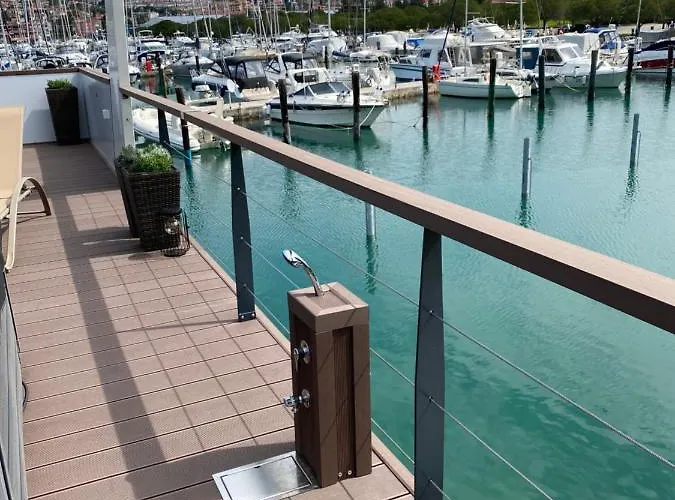 Floating House Blue Moon بيت للعطل بورتوروز