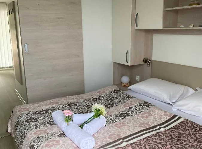 Floating House Blue Moon ポルトローシュ