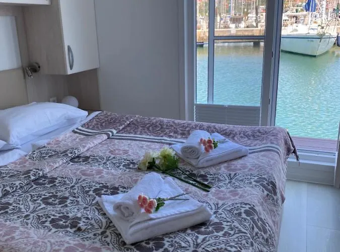 Floating House Blue Moon بيت للعطل *