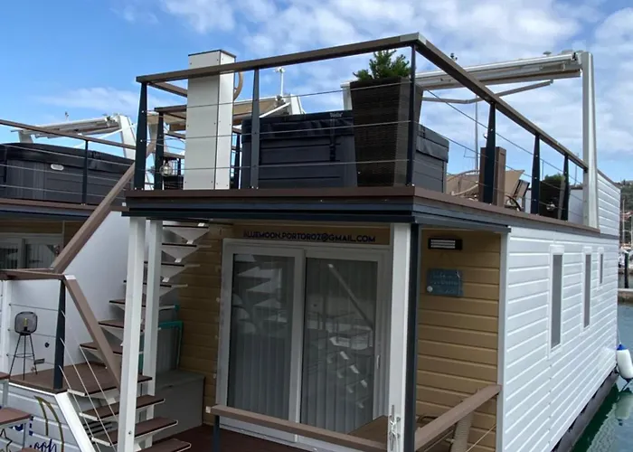 Floating House Blue Moon بورتوروز