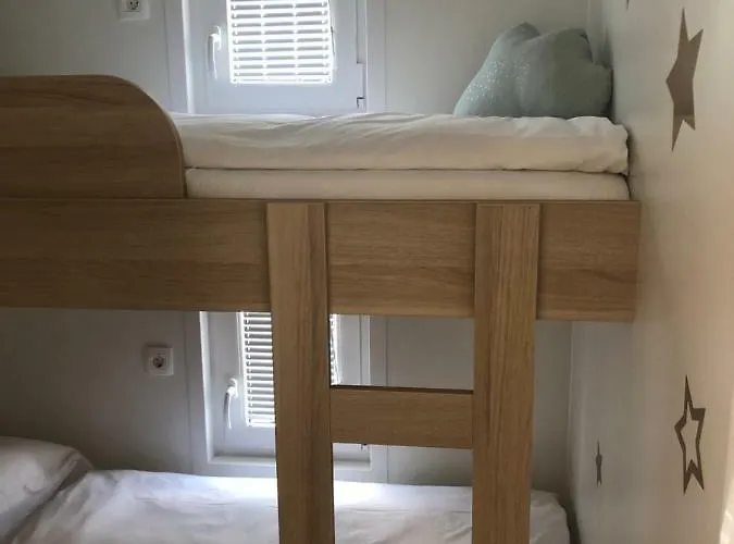 بيت للعطل Floating House Blue Moon بورتوروز