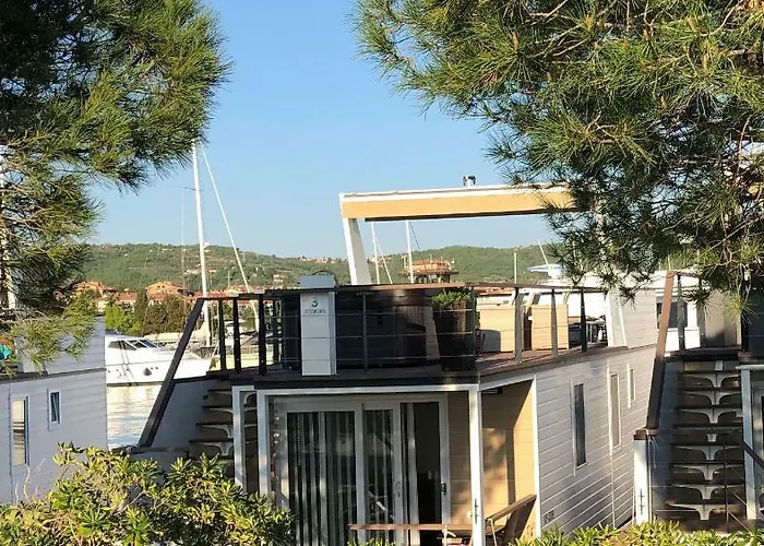 بيت للعطل Floating House Blue Moon *