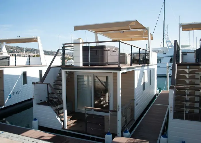 Floating House Blue Moon بيت للعطل بورتوروز