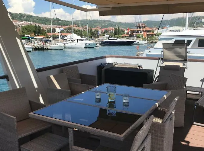 بيت للعطل Floating House Blue Moon