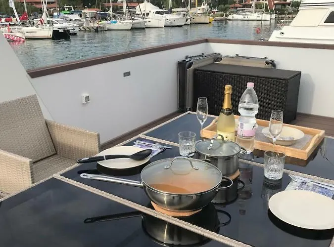 Floating House Blue Moon بيت للعطل بورتوروز