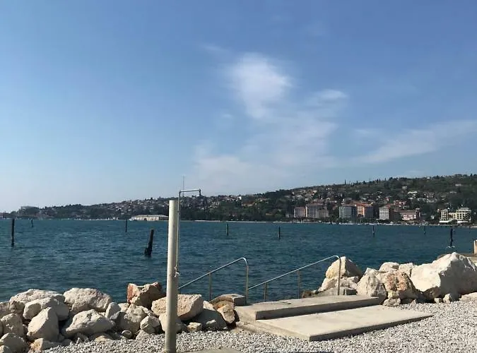 Floating House Blue Moon 別荘 ポルトローシュ