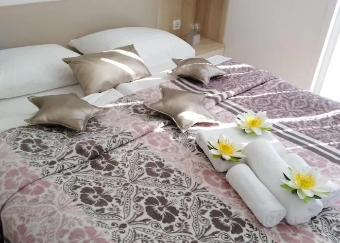 Floating House Blue Moon بيت للعطل