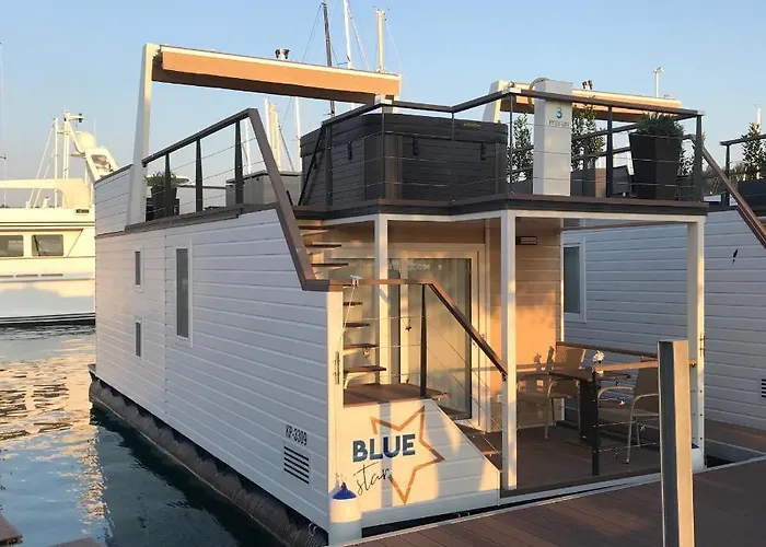 別荘 Floating House Blue Moon