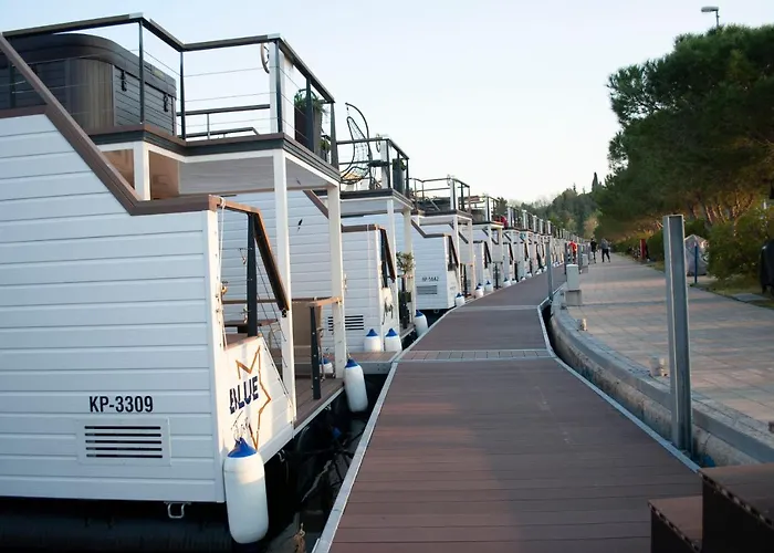 بيت للعطل Floating House Blue Moon *