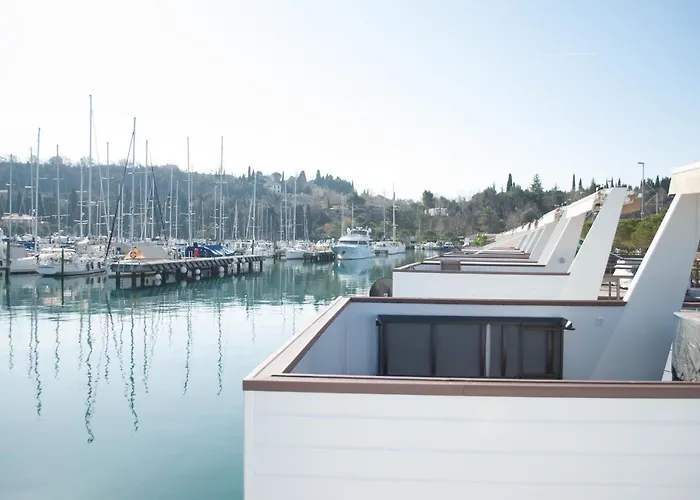 Floating House Blue Moon 別荘 ポルトローシュ