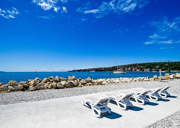 Floating House Blue Moon ポルトローシュ