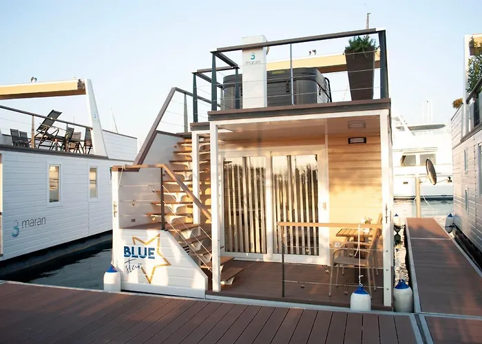 Floating House Blue Moon بيت للعطل