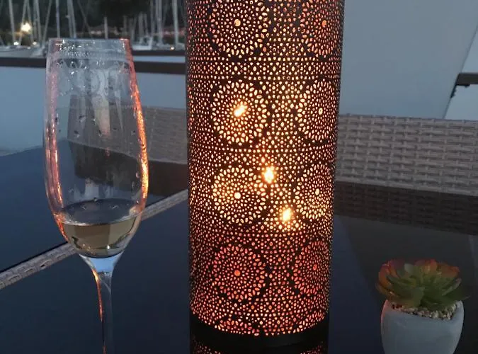 別荘 Floating House Blue Moon